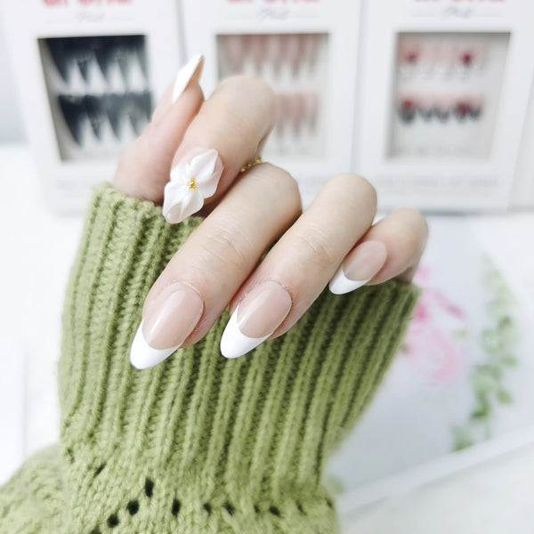 Ivory Bloom Short Almond Press On Nails